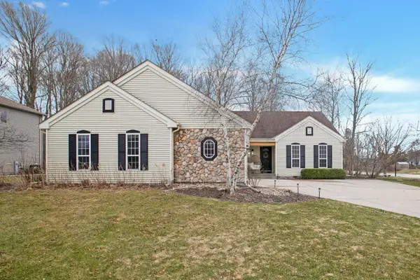 88 King Oak Ct, Random Lake, WI 53075