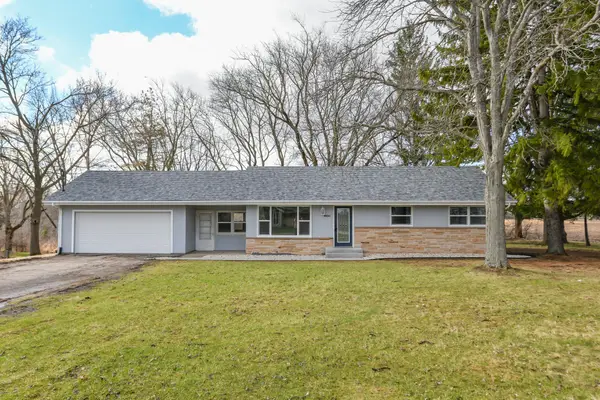 10905 W Oakwood Dr, Franklin, WI 53132