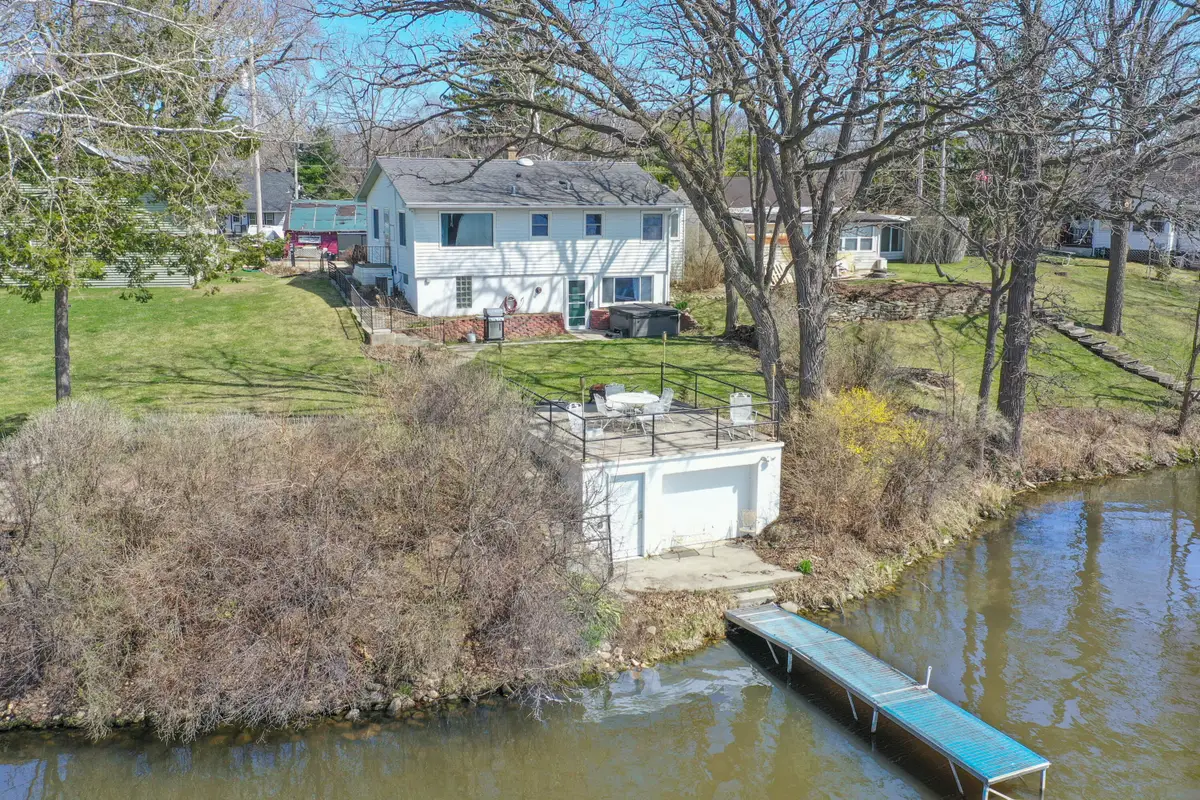 5410 W Peninsula Rd, Waterford, WI 53185 - #1