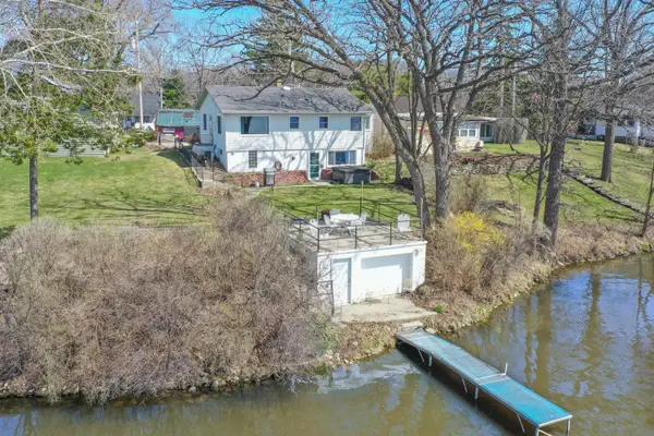 5410 W Peninsula Rd, Waterford, WI 53185