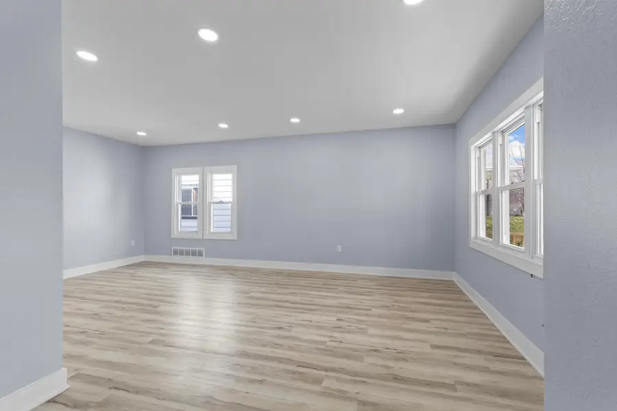 3820 E Munkwitz Ave, Cudahy, WI 53110 - #3