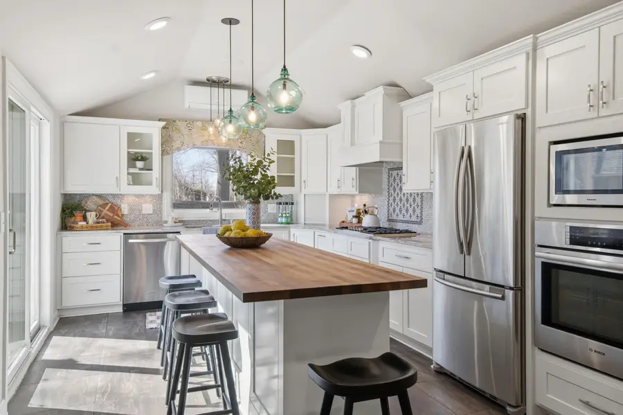 N60W38457 Blackhawk Dr, Oconomowoc, WI 53066 - #3