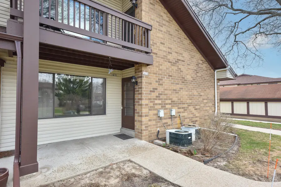 1612 S Coachlight Dr, New Berlin, WI 53151 - #2