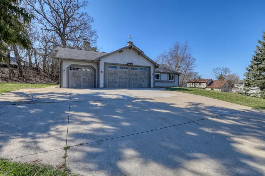 n29w26677 Peterson Dr, Pewaukee, WI 53072 - #2