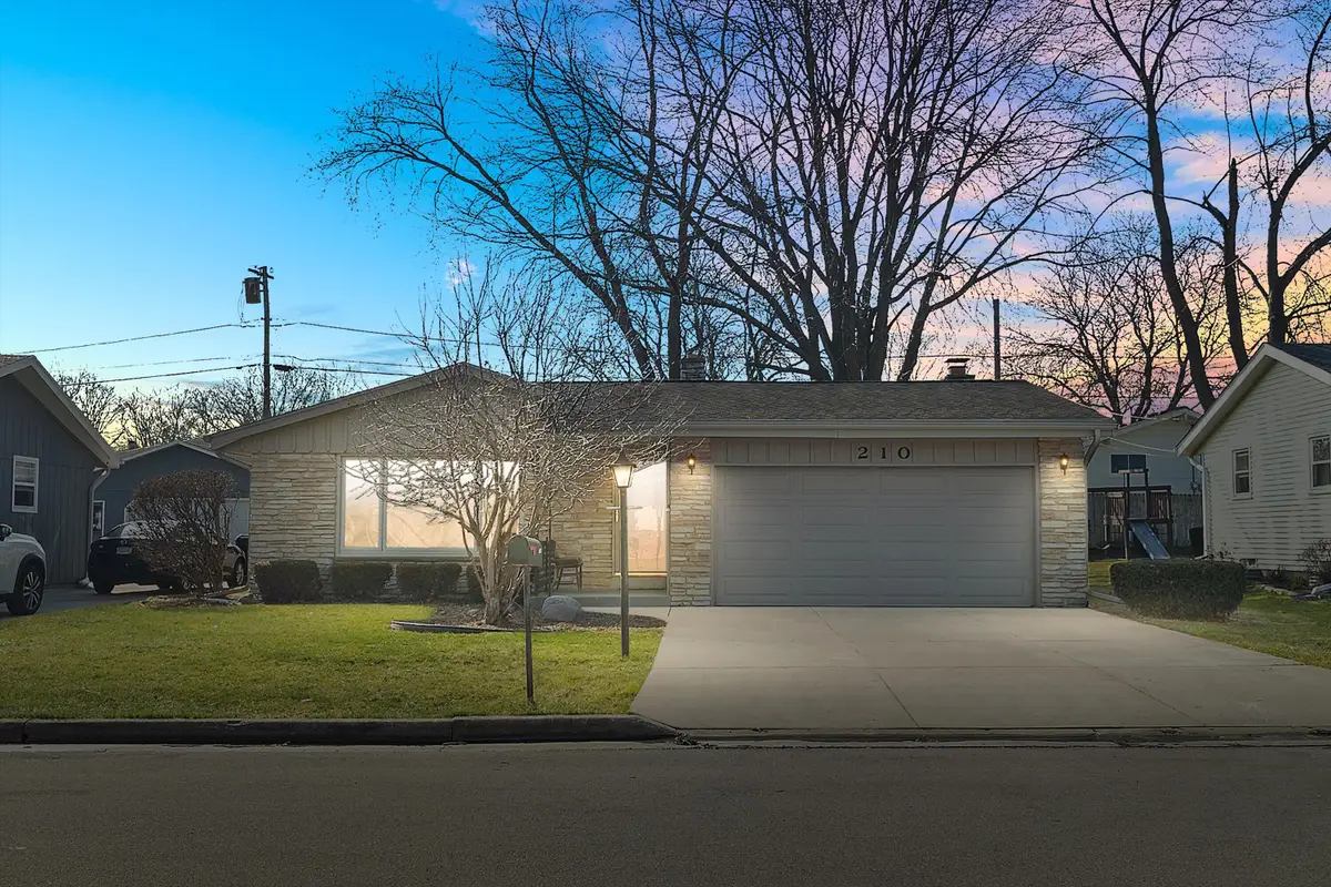 210 Echo Ln, Racine, WI 53406 - #1