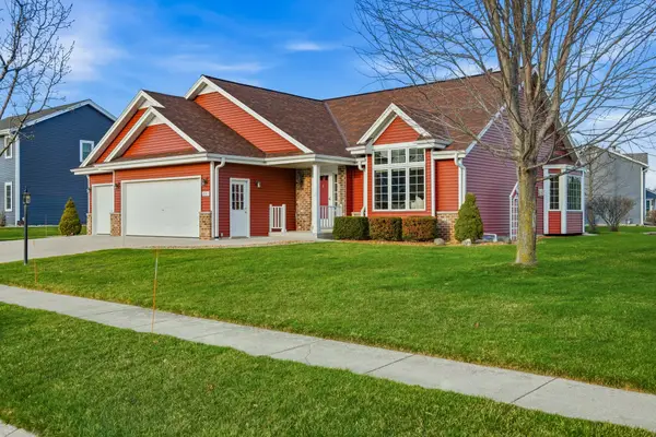 1001 Spring Waters Dr, Oconomowoc, WI 53066