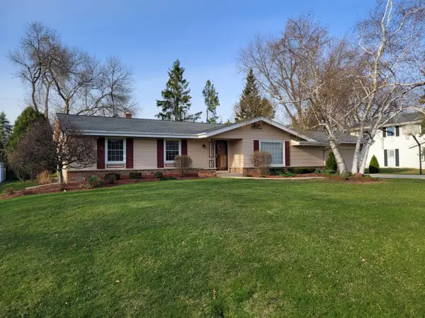 13600 W Forest Knoll Dr, New Berlin, WI 53151