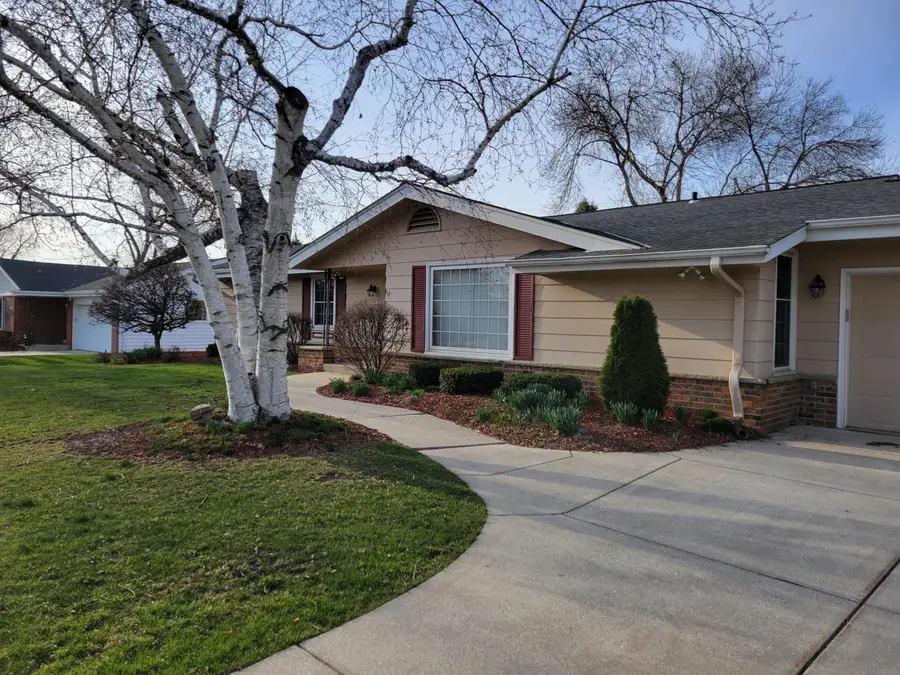 13600 W Forest Knoll Dr, New Berlin, WI 53151 - #2