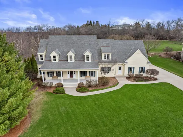 W282N4331 Somerset Ln, Delafield, WI 53072