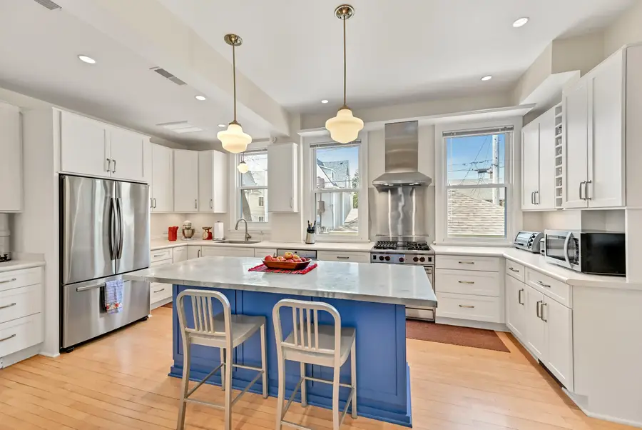 2735 N Farwell Ave, Milwaukee, WI 53211 - #3