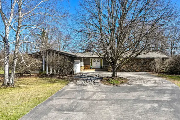 2138 Edgewood Dr, Grafton, WI 53024