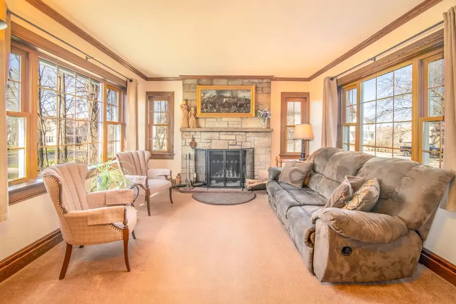 610 Clyman St, Watertown, WI 53094 - #3