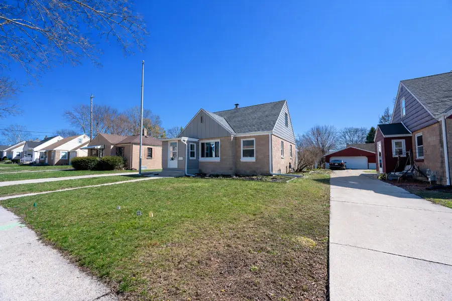 1425 E Van Beck Ave, Milwaukee, WI 53207 - #3