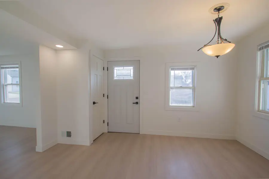 211 Lynn St, Watertown, WI 53098 - #3