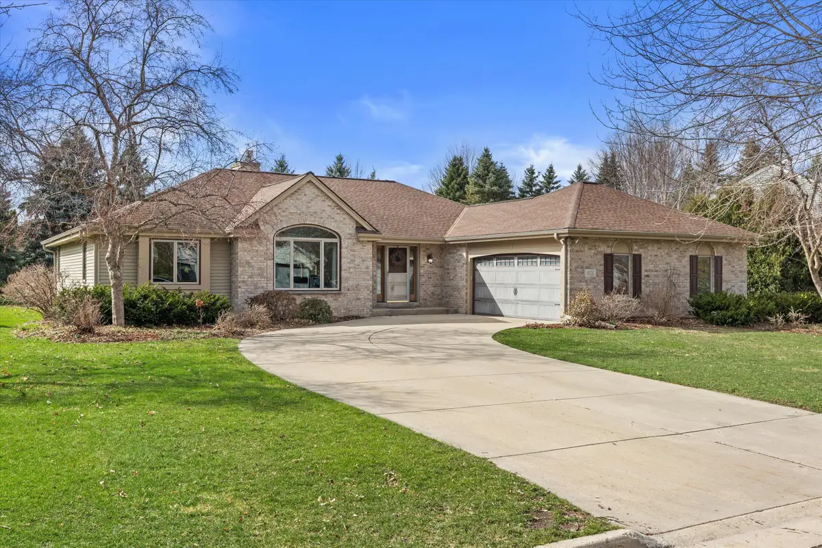 925 Greenway Ter, Hartland, WI 53029 - #1