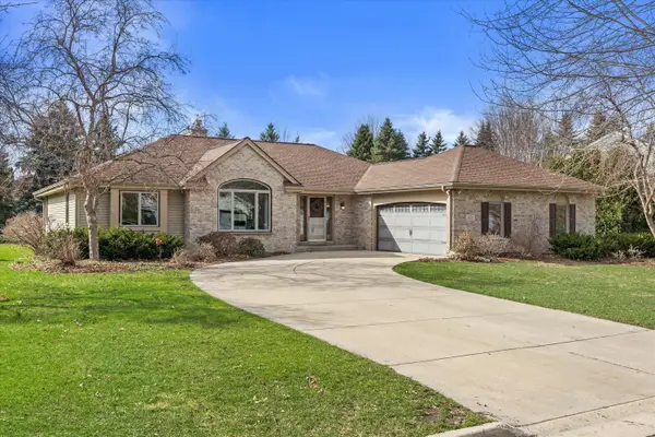 925 Greenway Ter, Hartland, WI 53029