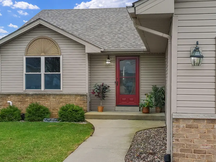 28679 Driftwood Ct, Waterford, WI 53185 - #3