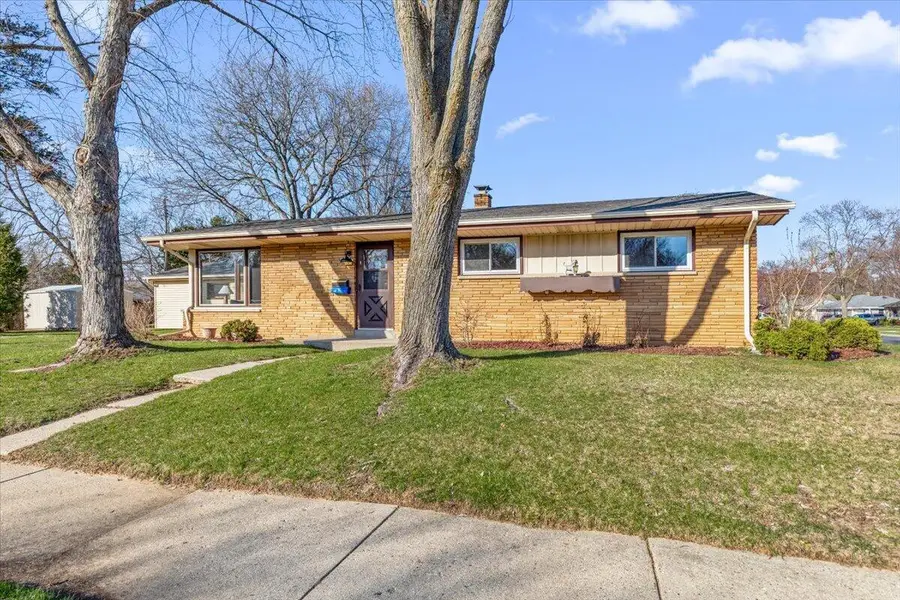 603 Meadowbrook Dr, West Bend, WI 53090 - #2