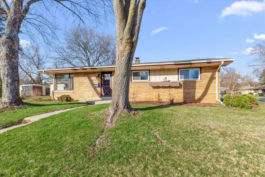 603 Meadowbrook Dr, West Bend, WI 53090 - #3