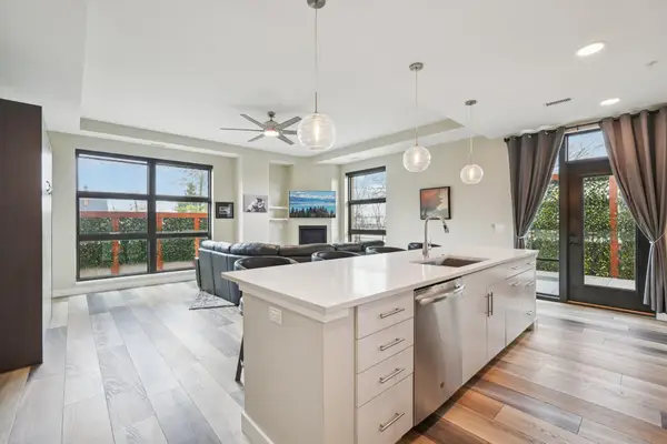 215 E Pleasant St, Oconomowoc, WI 53066