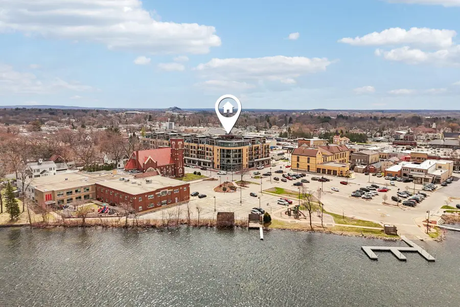 215 E Pleasant St, Oconomowoc, WI 53066 - #2