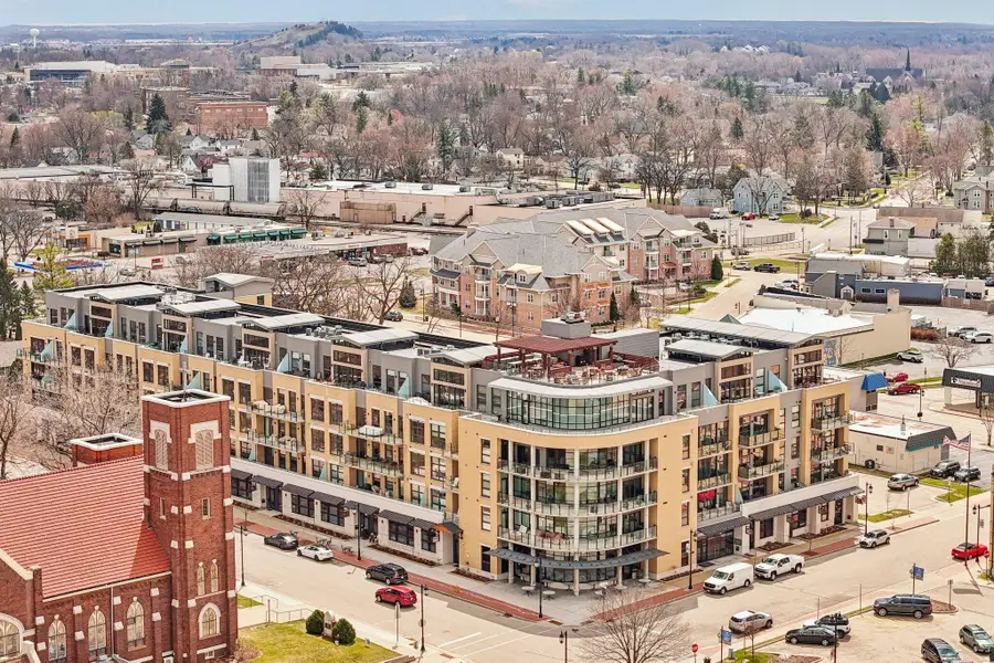 215 E Pleasant St, Oconomowoc, WI 53066 - #3