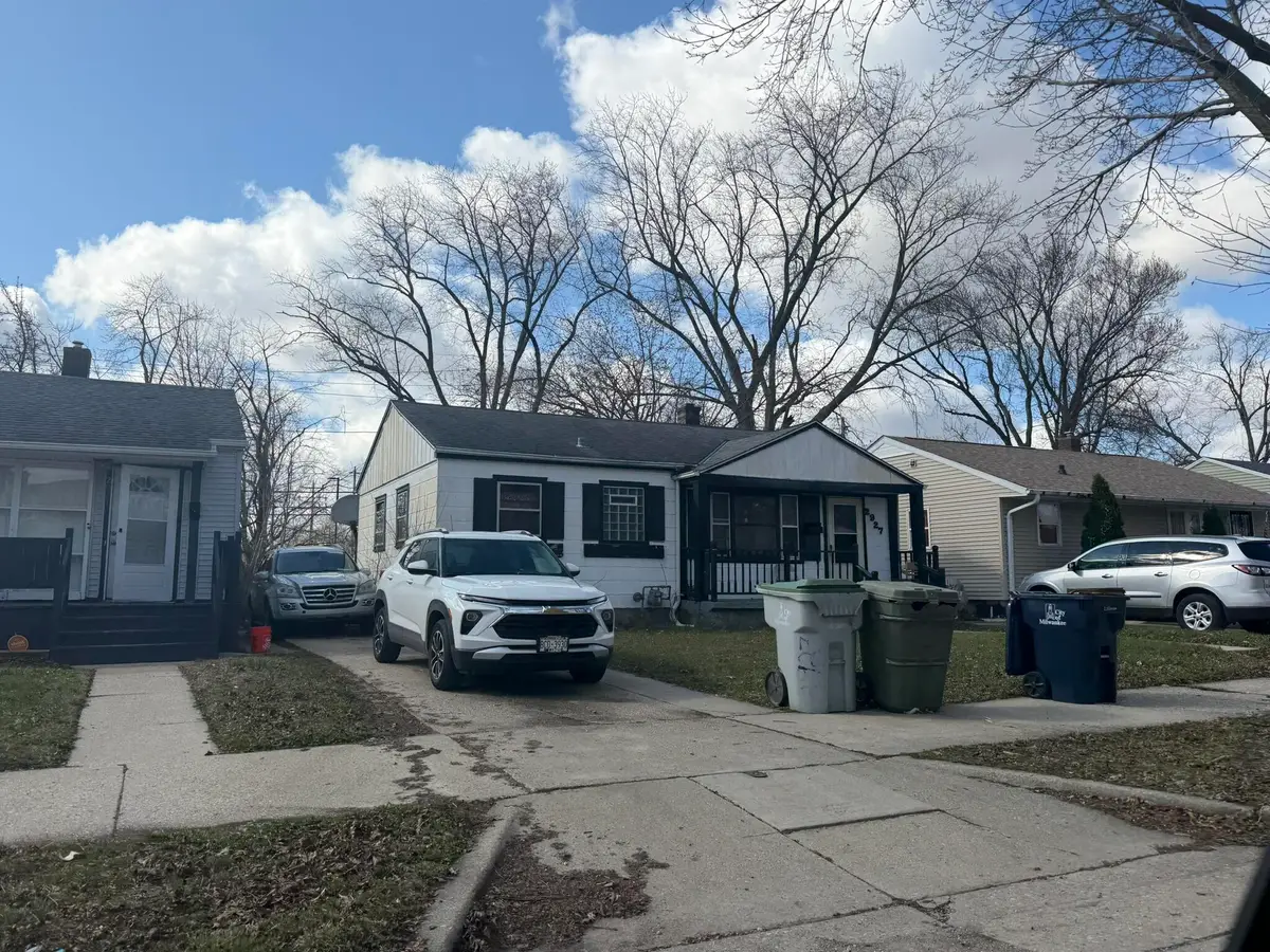 2927 W Carmen Ave, Milwaukee, WI 53209 - #1