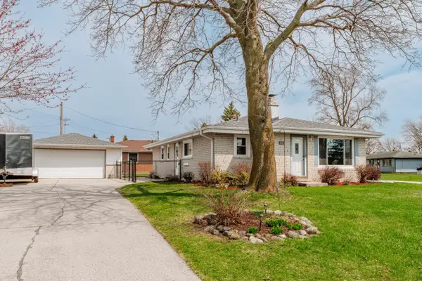 4386 S Honey Creek Dr, Greenfield, WI 53220