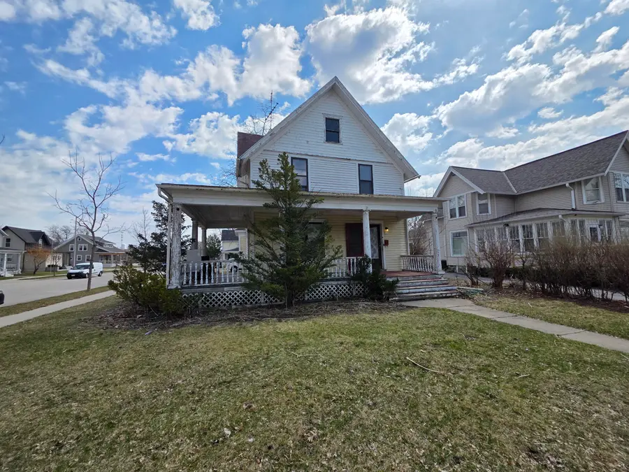 127 N Walnut St, Oconomowoc, WI 53066 - #2