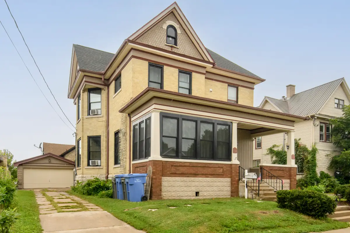406 S 3rd St, Watertown, WI 53094 - #1