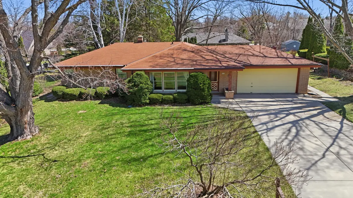 4600 S 121st St, Greenfield, WI 53228 - #1