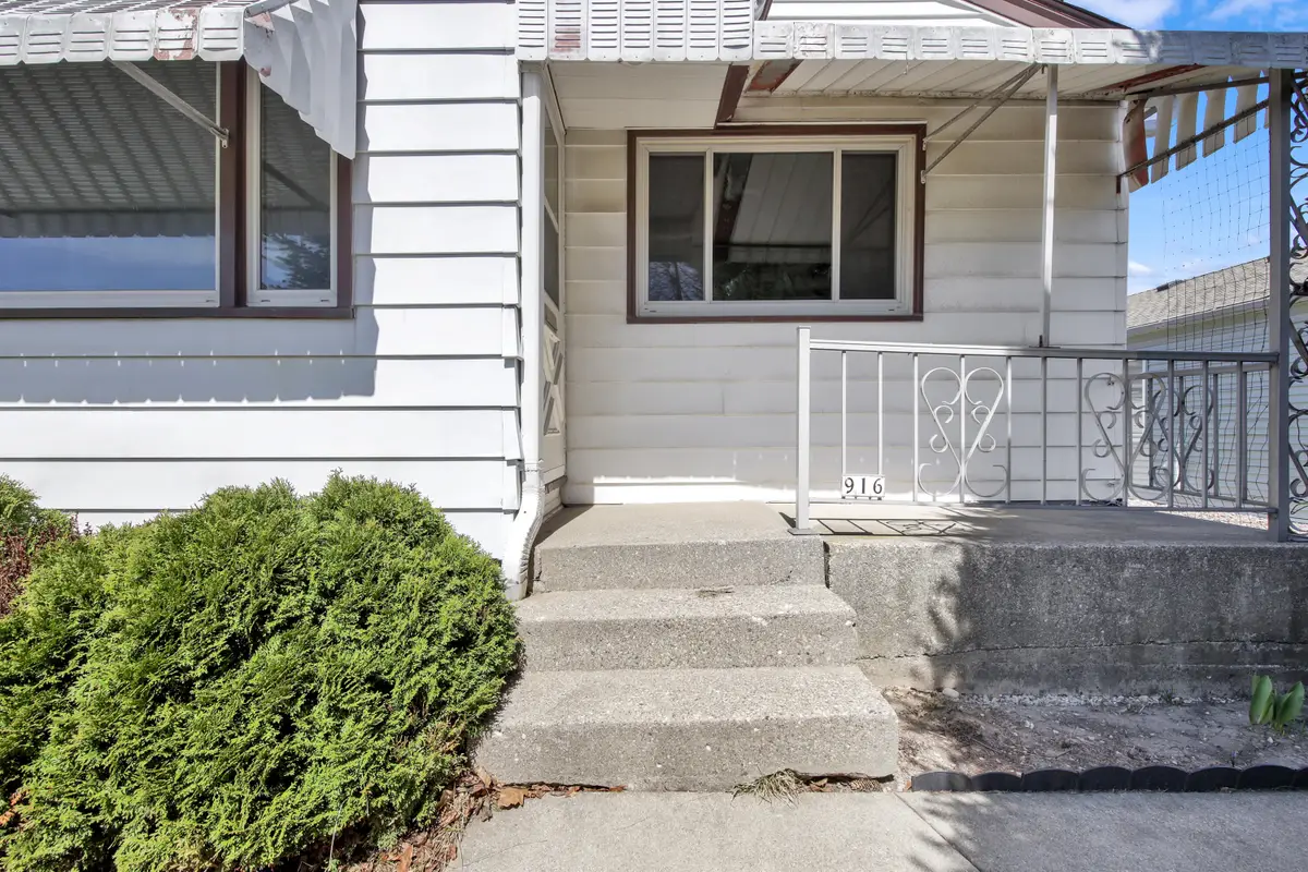 916 W Eden Pl, Milwaukee, WI 53221 - #1