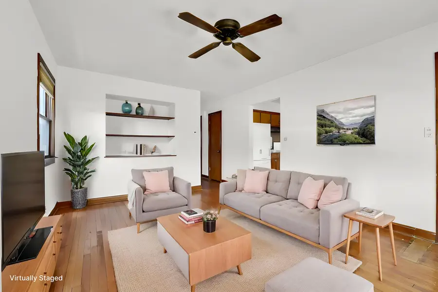 916 W Eden Pl, Milwaukee, WI 53221 - #3