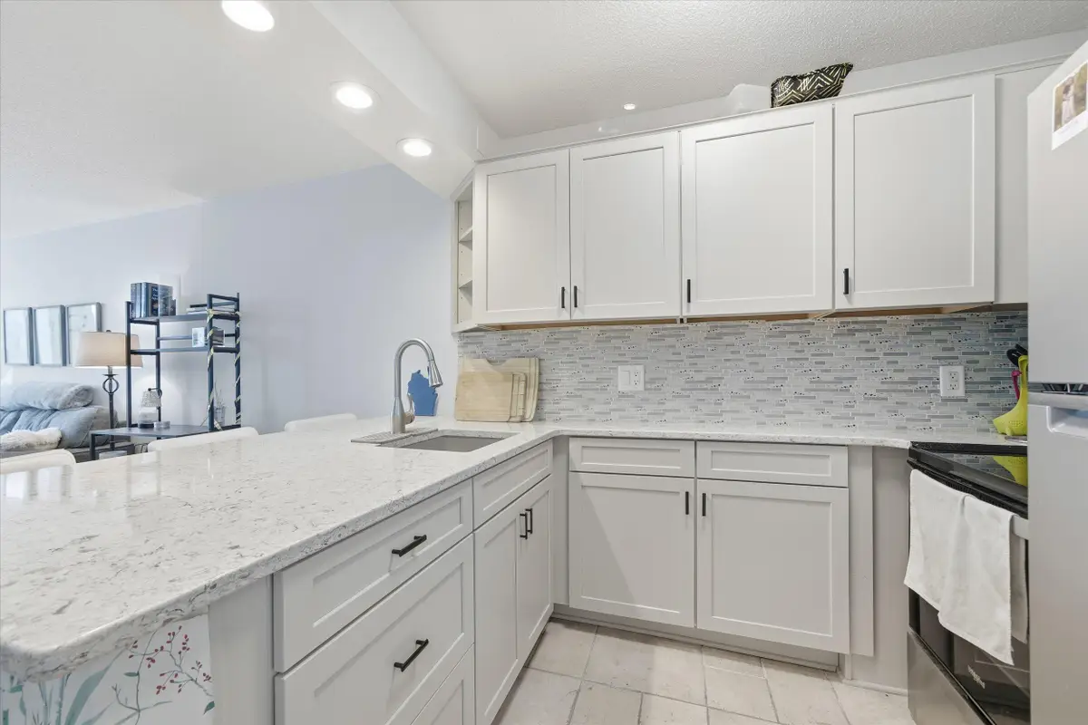 929 N Astor St, Milwaukee, WI 53202 - #1