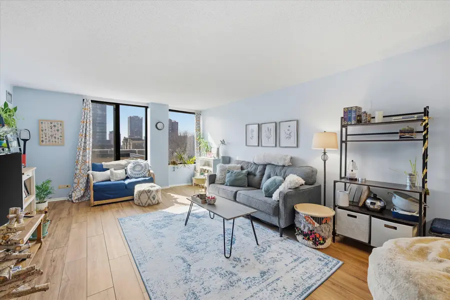 929 N Astor St, Milwaukee, WI 53202 - #2