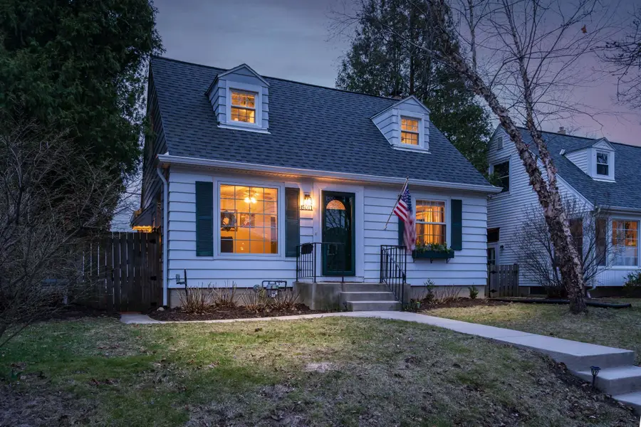 8011 W Center St, Milwaukee, WI 53222 - #2