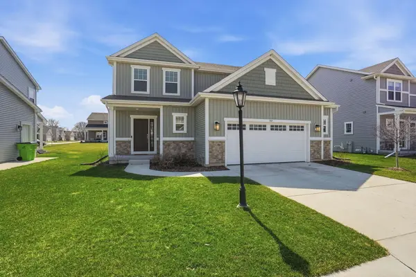 547 Wild Oak Rd, Hartland, WI 53029