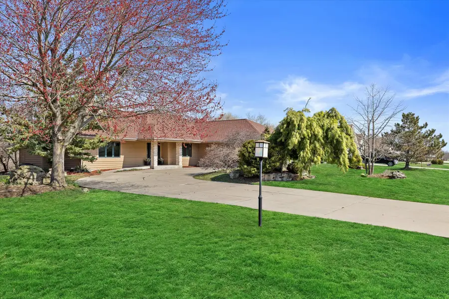 3381 S Highpointe Dr, New Berlin, WI 53151 - #2