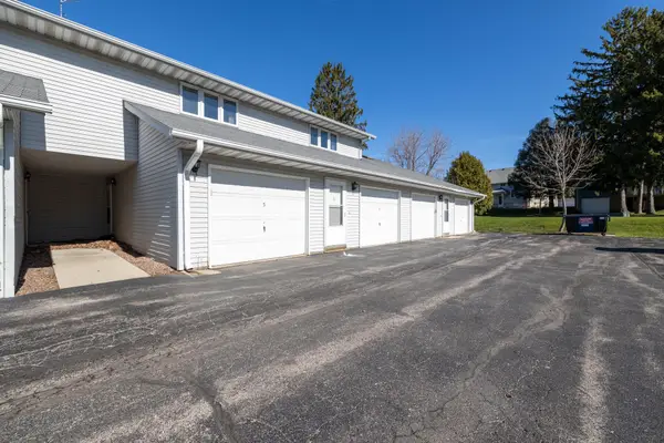 160 Maple Ave S, Slinger, WI 53086