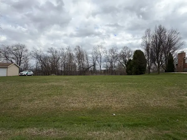 18515 W Hillcrest Dr, New Berlin, WI 53146