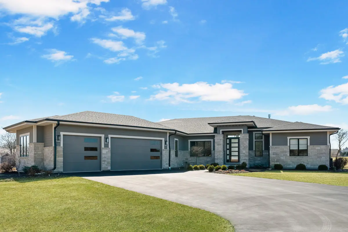 S17W30381 Hazeltine Ct, Waukesha, WI 53188 - #1