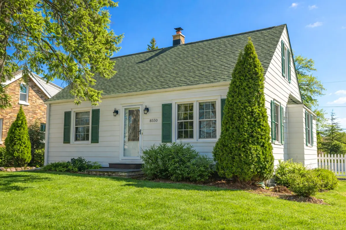 8550 N Regent Rd, Fox Point, WI 53217 - #1