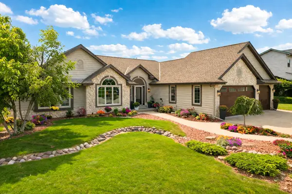 618 Two Rivers Dr, Mukwonago, WI 53149