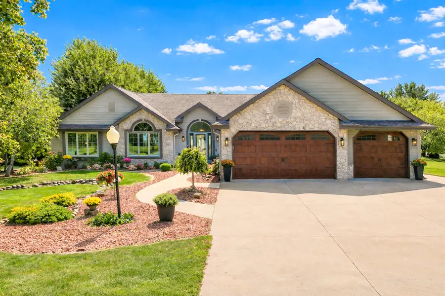 618 Two Rivers Dr, Mukwonago, WI 53149 - #2