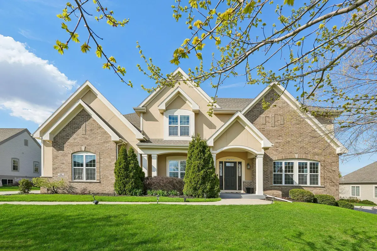 N55W20970 Carters Crossing Cir, Menomonee Falls, WI 53051 - #1