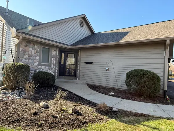 426 Oak Tree Ct, Hartland, WI 53029