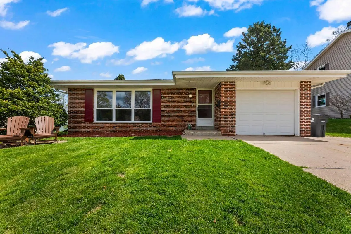 2033 Empire Dr, Waukesha, WI 53186 - #1