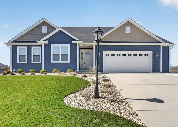 879 Amber Ln, Port Washington, WI 53074