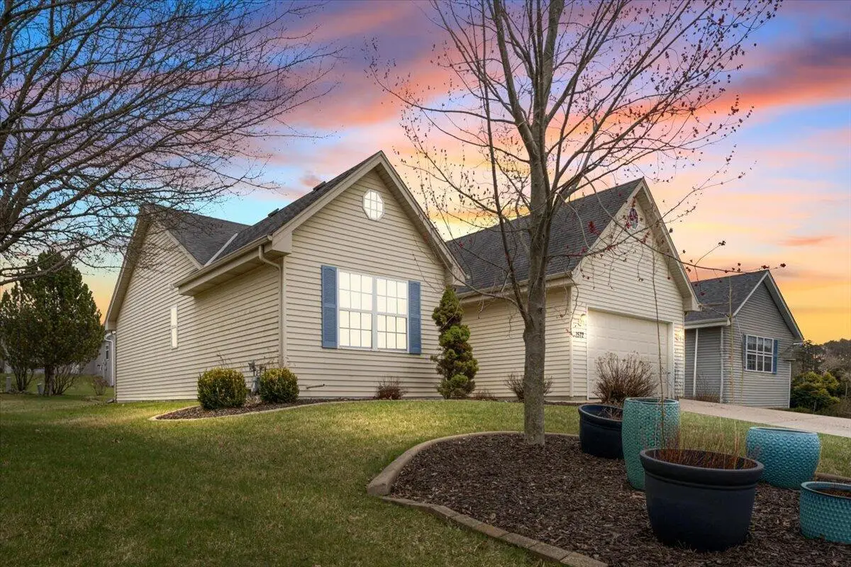 1572 Falcon Dr, Hartford, WI 53027 - #1