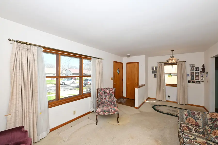 8233 W Lancaster Ave, Milwaukee, WI 53218 - #3